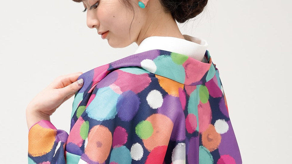 １．いつでも着られる
YOURは「いつでも着られる」をコンセプトに洋服感覚で着られることを目指しました。着付けの知識やたくさんの小物は必要ありません。だれでもひとりで3分でかんたんに着用可能です。