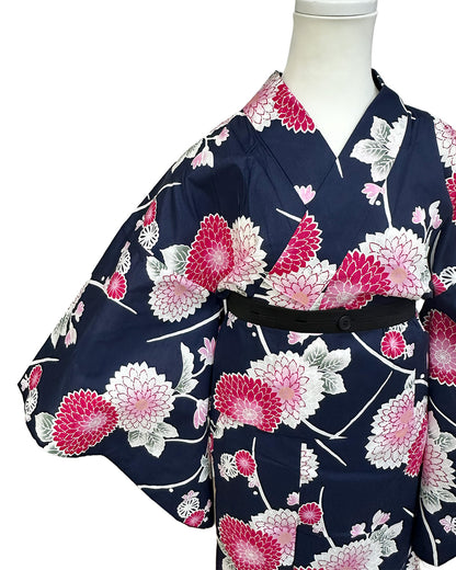 YOUR かんたん浴衣 菊華モダン | 黒地に映える鮮やかなピンクと大ぶりの菊華が織りなす古典フェミニンな洗える綿浴衣