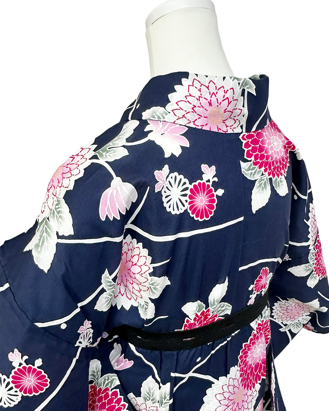 YOUR かんたん浴衣 菊華モダン | 黒地に映える鮮やかなピンクと大ぶりの菊華が織りなす古典フェミニンな洗える綿浴衣