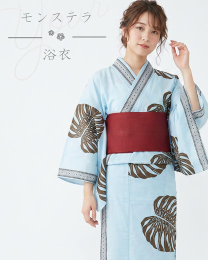 YOUR 簡約浴衣 龜背竹圖樣 | 清爽復古摩登的可水洗聚酯纖維浴衣，在水藍色底色上大膽的棕色葉子圖案顯得格外亮眼